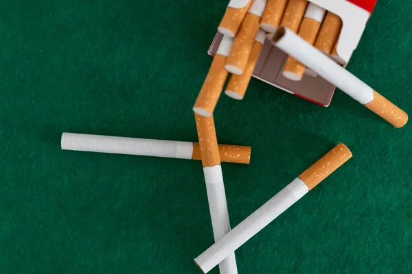 Algunos Cigarrillos Con Filtro Primer Plano Sobre Fondo Verde Foto —  Fotos de Stock