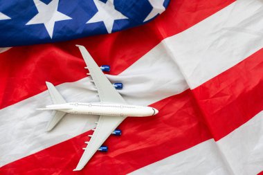 Amerikan bayrağındaki uçak yaklaşıyor. Seyahat ve uçak biletleri Birleşik Devletler konseptinde. Yüksek kalite fotoğraf
