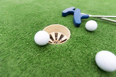 Golf topu ve golf sopası yeşil çimlerin üzerinde. Yüksek kalite fotoğraf