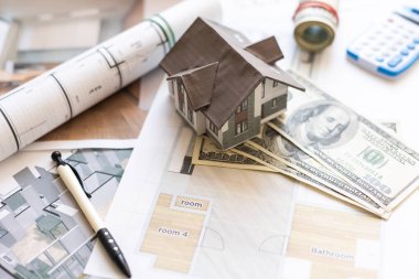 Mimari plan üzerinde pusula ile küçük beyaz oyuncak ev resmi. Mimar çalışma konsepti. Yüksek kalite fotoğraf