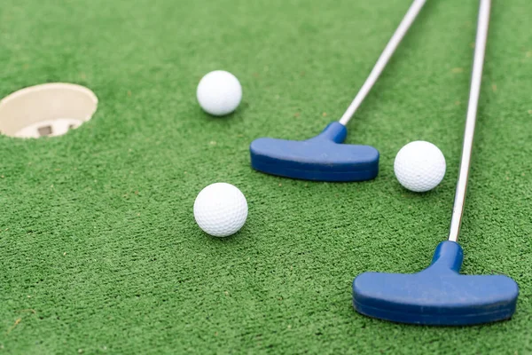 Mini Golf Club Και Μπάλα Στο Τεχνητό Γρασίδι Υψηλής Ποιότητας — Φωτογραφία Αρχείου