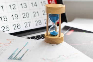 Parlak arkaplanda kum saati ve takvim var. Yüksek kalite fotoğraf