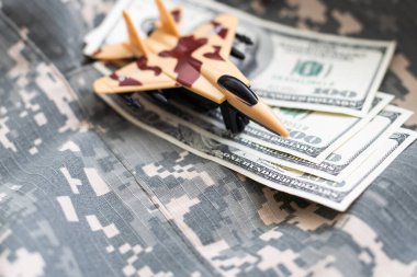 Çocuklar yeşil renkli plastik askeri uçakla oyuncak gibi oynuyorlar. Yüksek kalite fotoğraf