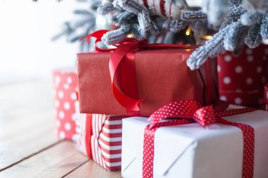 Noel ve yeni yıl arkaplanı - Noel ağacının yanında hediye kutuları ve fotokopi alanı.