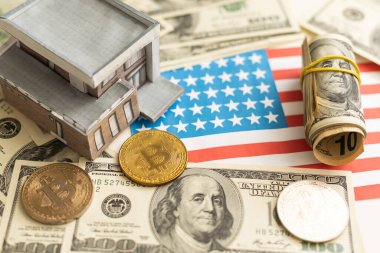 Yüz Dolarlık Faturaların Katmanı 'ndaki Küçük Model Evi. Yüksek kalite fotoğraf