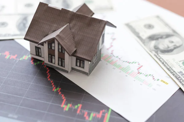 Home Hypotheek Concept Huis Met Neer Grafiek Achtergrond Hoge Kwaliteit — Stockfoto