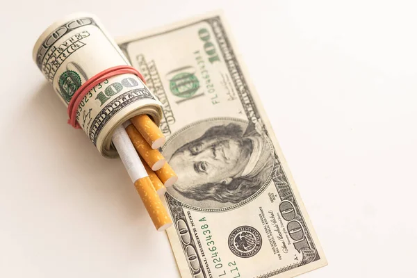 Arka Planda Sigara Olan 100 Dolarlık Banknotlar Pahalı Sigara Kavramı — Stok fotoğraf