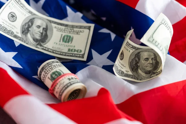 Amerikan bayrağı. Bayrağın altında borsa fiyatları grafiği. Bayrağın üzerinde 100 Amerikan doları yuvarladı. Diyagramda iki çizgi var. Borsa ticareti kavramı. - Evet. Yüksek kalite fotoğraf