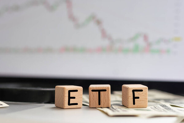 Текст ETF или Exchange Traded Fund на черном блоке. Высокое качество фото