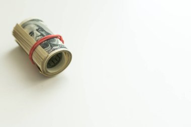 Beyaz arka planda izole edilmiş dolarların listesi. Yüksek kalite fotoğraf