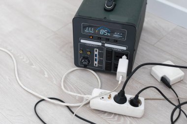 Şarj istasyonu. Elektrik olmayınca jeneratör güç bankası bataryası. Elektrik kesintisi sırasında telefon, tablet, dizüstü bilgisayar ve diğer cihazlar için şarj oluyor. Yüksek kalite fotoğraf