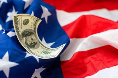 Amerikan çizgili bayrağı ve 100 dolarlık banknotlar. Dünyanın finans merkezi. Yüksek kalite fotoğraf