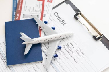 Havaalanındaki göçmenlik bürosuna onaylı vize ve pasaport belgesi. Yüksek kalite fotoğraf