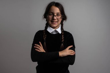 Karanlık bir arka planda gotik tarzda örgülü bir kız.