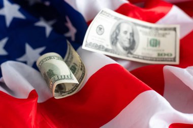 ABD bayrağıyla birlikte 100 Amerikan doları. kavramı kurtar. Yüksek kalite fotoğraf