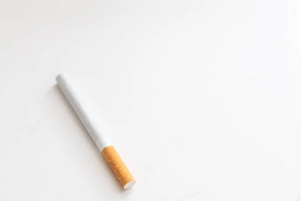 Hela Cigaretten Vit Bakgrund Högkvalitativt Foto — Stockfoto