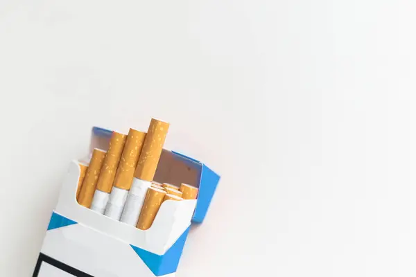 Unos Cigarrillos Sobre Fondo Blanco Foto Alta Calidad —  Fotos de Stock