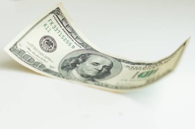 100 dolar yakın plan beyaz arka planda izole edilmiş. Yüksek kalite fotoğraf
