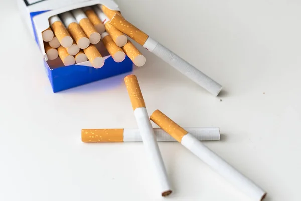 Egy Halom Cigaretta Elszigetelve Fehér Háttérrel Kiváló Minőségű Fénykép — Stock Fotó