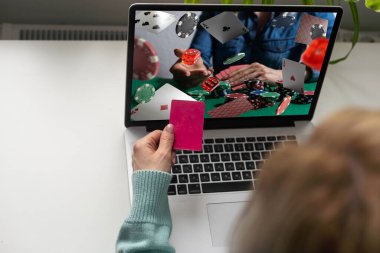 Masada dizüstü bilgisayarla spor bahisleri oynayan adam, yakın plan. Bahisçi web sitesi ekranda. Yüksek kalite fotoğraf