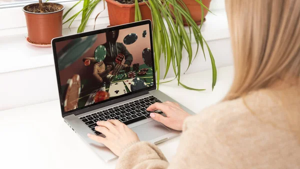 Masada dizüstü bilgisayarla spor bahisleri oynayan adam, yakın plan. Bahisçi web sitesi ekranda. Yüksek kalite fotoğraf