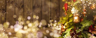 Noel ağacının önündeki boş masa dekorasyon arka planında. Ürün görüntüleme montajı için. Yüksek kalite fotoğraf