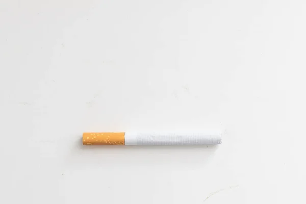 白色背景的香烟照片是危险的药物 高质量的照片 — 图库照片