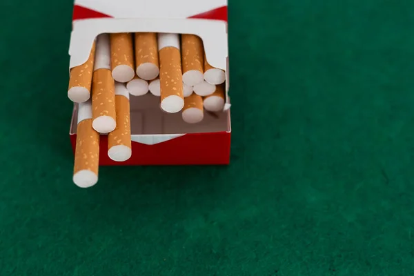 Los Cigarrillos Caen Sobre Fondo Verde Foto Alta Calidad —  Fotos de Stock