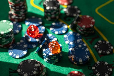 Yukarıdaki yeşil poker masasında kumar, zar ve poker fişleri. Yüksek kalite fotoğraf