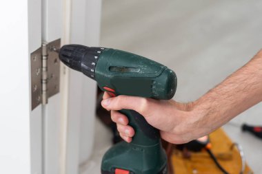 Ahşap kapı işlemine menteşe yerleştirme vidası montajı. Yüksek kalite fotoğraf