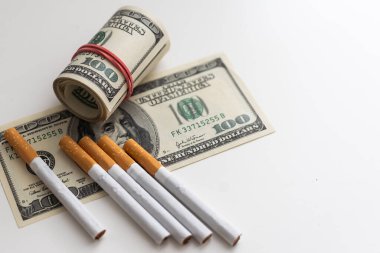 Sigara maliyeti kavramı. Dolarlık arka planda sigaralar. Yüksek kalite fotoğraf