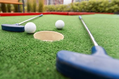 Sopa ve topla minyatür golf deliğine yakın çekim. Yüksek kalite fotoğraf