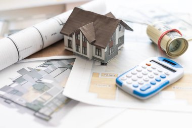 İşçi ve inşaat projesiyle birlikte planlı bina inşaatı. Yüksek kalite fotoğraf