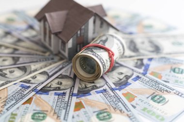 Evin sembolü bizim dolarlarımızın arka planında duruyor. Yüksek kalite fotoğraf