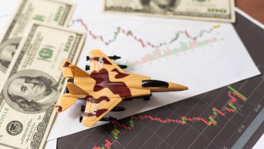 Askeri oyuncak uçak jet uçağı. Beyaz arka planda izole edilmiş bir avcı uçağı. Yüksek kalite fotoğraf