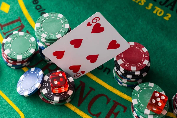 Yeşil Masadaki Kartlı Poker Konsepti Yüksek Kalite Fotoğraf — Stok fotoğraf