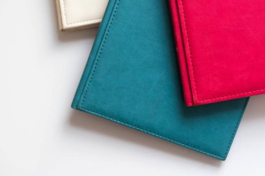 Beyaz zemin üzerine not defterleri. Yüksek kalite fotoğraf