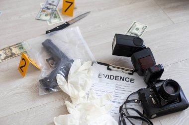 Sarı olay yeri bandının arkasında duran kanıtları topluyorum. Yüksek kalite fotoğraf