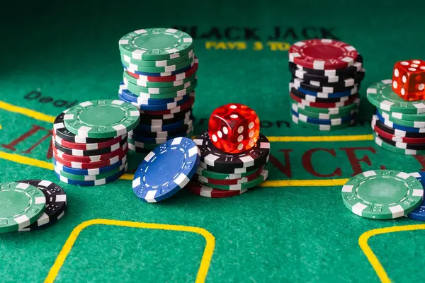 Konsept Poker Fişleri Iskambil Kağıtları Yüksek Kalite Fotoğraf — Stok fotoğraf