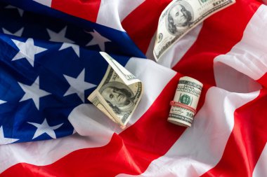 ABD bayrağıyla birlikte 100 Amerikan doları. kavramı kurtar. Yüksek kalite fotoğraf