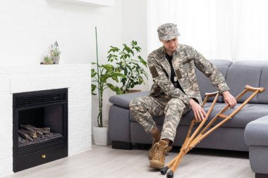 Koltuk değnekli, engelli bir asker..