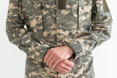 Kamuflaj üniformalı, askeri üniformalı, tanınmayan askerin ellerinin yakın çekimi..