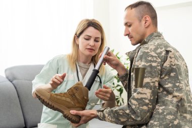 Bacaklı Genç Adam Protezi Rehabilitasyondan Geçiyor. Fizik tedavi, egzersiz ve hareketli eğitim ona yardımcı olur. Yüksek kalite fotoğraf