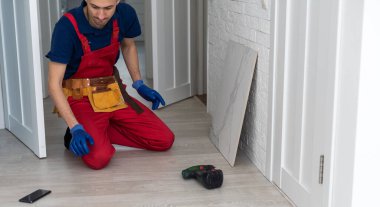 Endüstriyel tiler inşaat işçisi tadilatta döşeme döşemesi döşemesi kuruyor. Yüksek kalite fotoğraf
