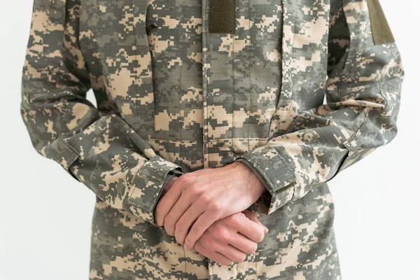 Tiro Perto Das Mãos Soldado Irreconhecível Uniforme Exército Camuflagem Homem — Fotografia de Stock