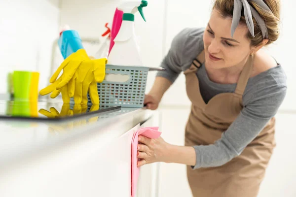 Γυναίκα Καθαρισμού Τραπέζι Χρησιμοποιώντας Κουρέλι Και Διαχύτη Στο Σπίτι — Φωτογραφία Αρχείου