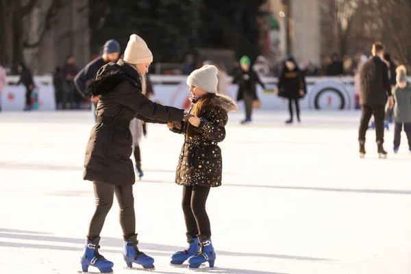 Mother Her Daughters Skates Ice Skating — Foto Stock