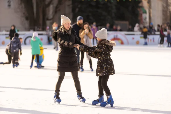 Adorable Young Mother Her Daughter Ice Rink — Stock Photo, Image
