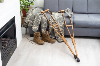 Koltuk değneği ve sakatlığı olan askeri üniforma..