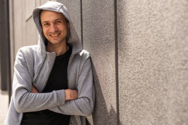 Mutlu yakışıklı İspanyol adamın gülümseyen portresi.